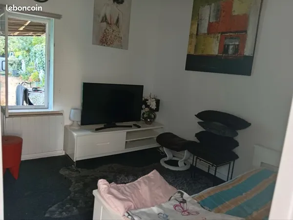 Chambre en colocation indépendante dans une maison avec piscine
