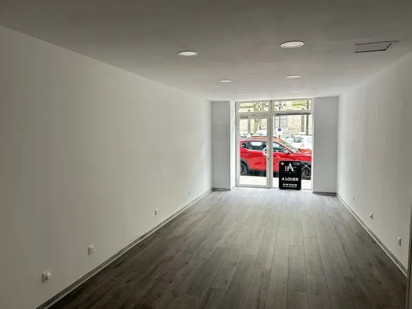 LOCAL COMMERCIAL - CENTRE VILLE - GRAND PARKING EN FACE