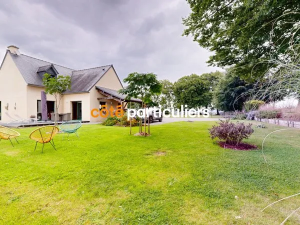 Propriété équestre 17 km Avranches commune de Brécey 175 m2 et bâtiment avec boxes sur 4 hectares.