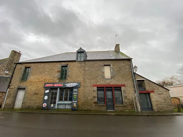 À vendre : Maison en pierre avec 3 chambres et local commercial à Val-Couesnon - 35460 (Tremblay)