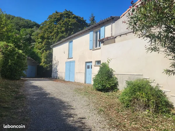 RARE, grand bâtiment 160m², garages, réserve eau 30m 3 sur 1,3 ha sur les hauteurs avec vue