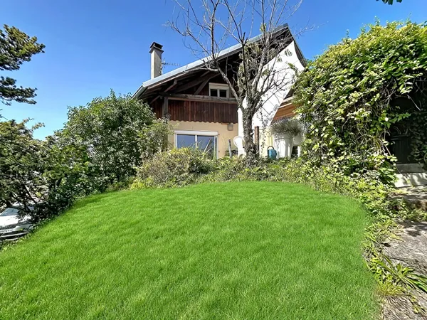 Maison familiale de 131 m², 5 chambres, vue lac et montagnes sur 1 511 m² de terrain à MOUXY