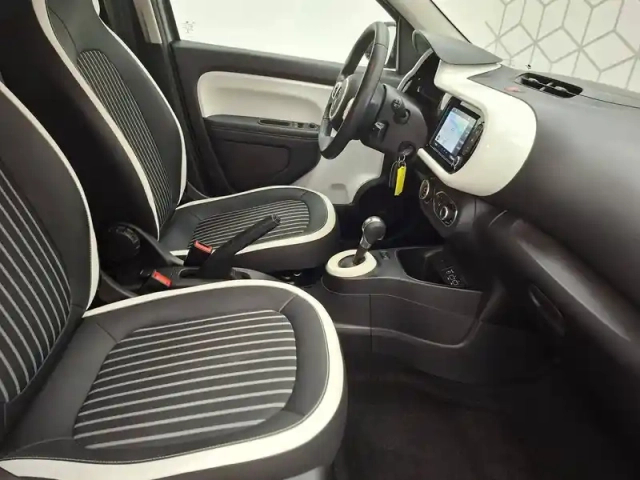 Renault Twingo iii e-tech — photo 16