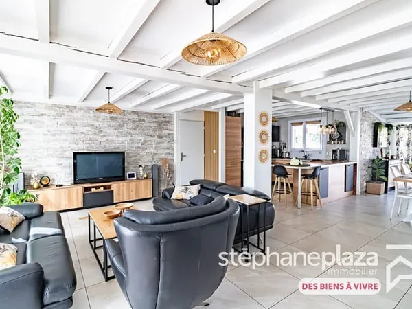 Maison de 150m², 4 chambres, garages et dépendances sur 979 m² de terrain avec piscine