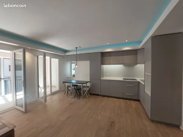 Studio rénové 31 m² avec grand balcon Sud