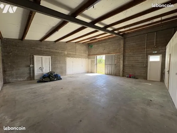 LOCAL ARTISANAL 200 m² - BUREAUX + ATELIER + ESPACE COUVERT - TERRAIN 1 165 m²