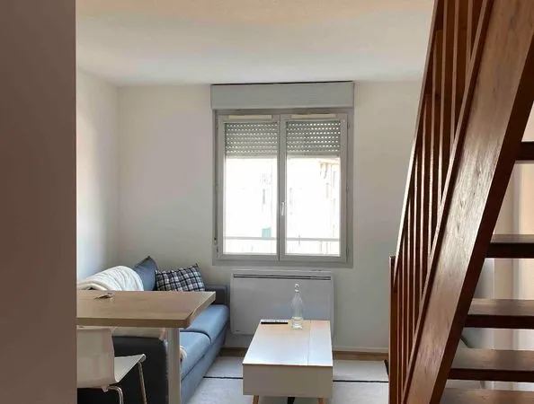 Duplex rénové et meublé - 29,21 m² Loi Carrez / 30,93 m² au sol - 5e et dernier étage - Parking