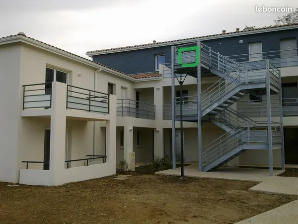 Appartement T3 69m2 avec terrasse 18m2 au 2ème et dernier étage entièrement repeint et 2 places de p