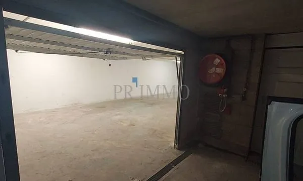 Parking 100 m²