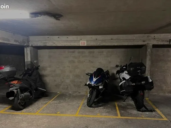 Emplacement sécurisé moto