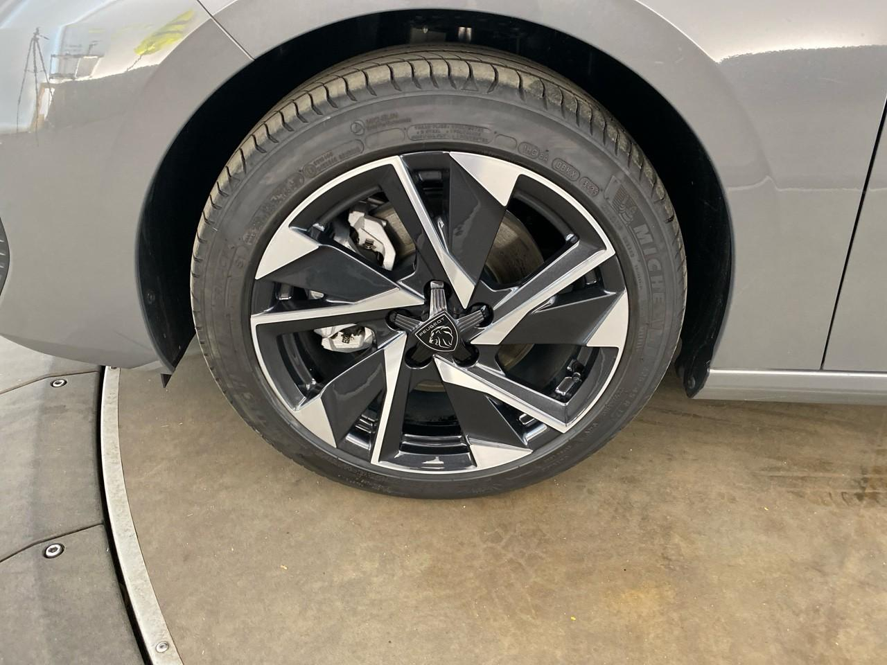 Peugeot 308 hybrid 145 e-dcs6 allure — photo 11