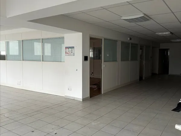 Local commercial 617 m²