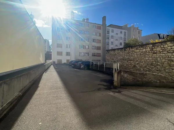 🚙 Parking extérieur facile d'accès aux portes du centre-ville