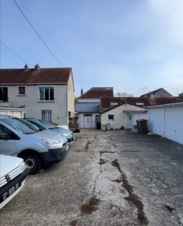 INVESTISSEMENT -EVRY - Ensemble Immobilier 6 logements + 17 boxs + hangar
