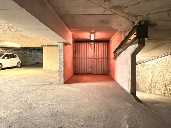 À louer : Place de parking + cellier sécurisé - Métro Barrière de Paris