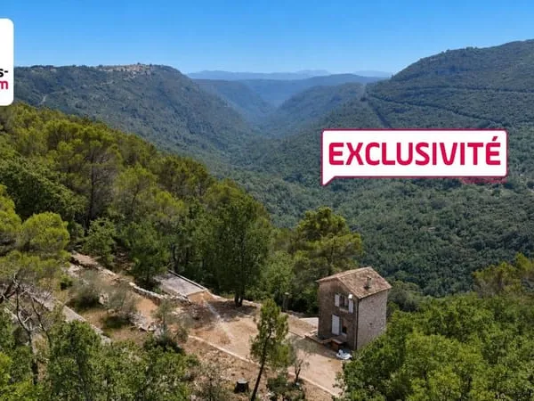 TOUR EN PIERRES AMENAGEE AVEC TERRAIN DE 7 HECTARES ET VUE PANORAMIQUE SUR LA VALLEE DE LA SIAGNE