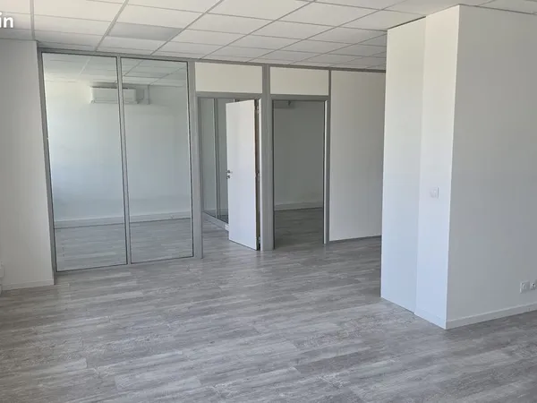 BUREAUX PROFESSIONNELS À LOUER CROLLES (38920) 61 m²