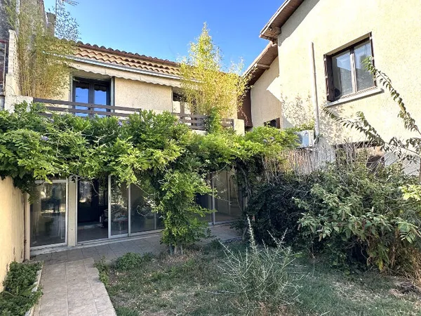 Location maison de ville T4 avec jardin, terrasse, cave et place de parking proche gare SNCF