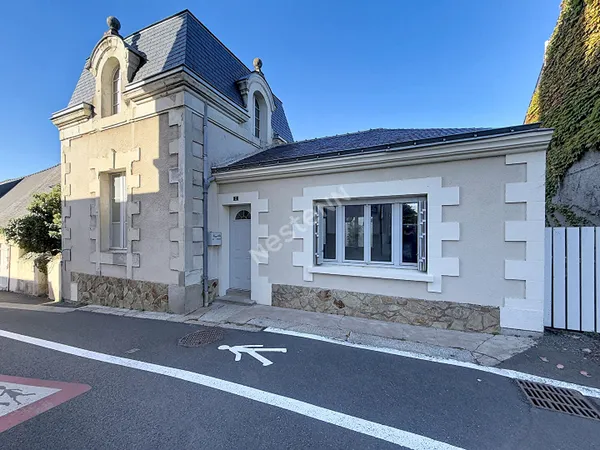 Maison à vendre à CHAMPTOCÉ-SUR-LOIRE, 3 chambres, deux bureaux, une terrasse et un jardin.