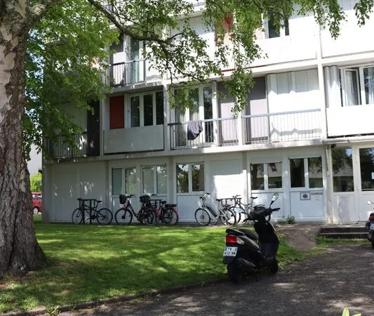 Chambre meublée 12m2 sanitaires sur le palier