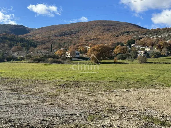 Terrain constructible viabilisé 676 m2