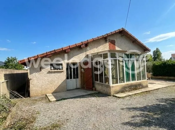 Maison individuelle de plain pied avec garage, caves et jardin