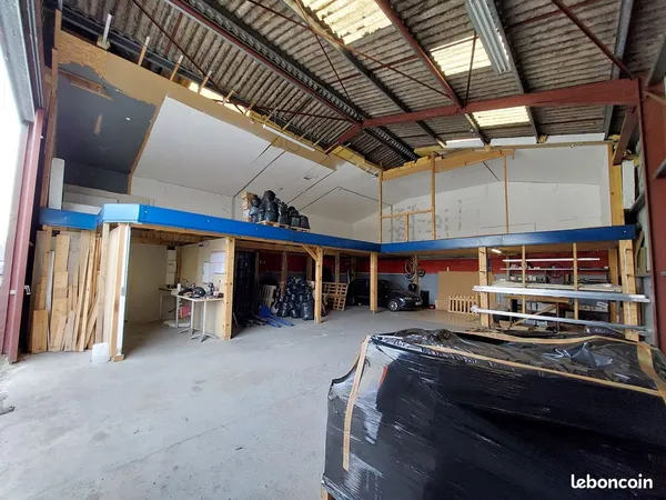 Local dépôt - Entrepôt Urrugne 160m2 au sol + mezzanine 80m2 - 1730 HT- Très proche autoroute