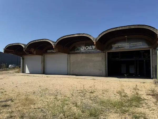LOCAL PROFESSIONNEL AVEC HANGAR 280 m² - TERRAIN CLOS - BRIOUDE