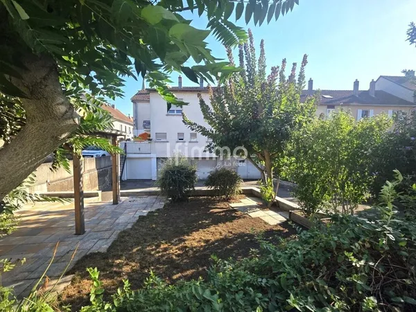 Grand duplex familial de 143 m² avec 2 garages et jardin privati