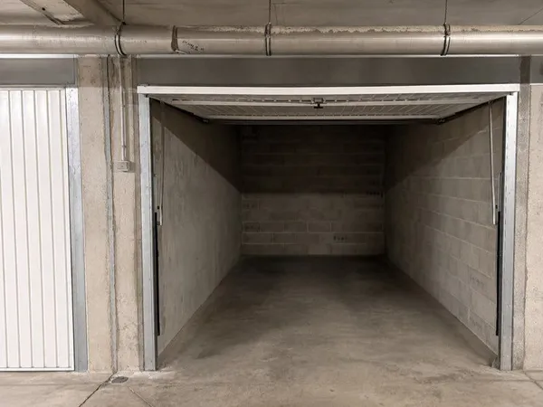 Garage box fermé dans résidence sécurisée (VILLA CAMILLE)