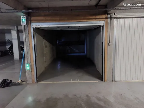 Location box . Parking. St Orens 31650