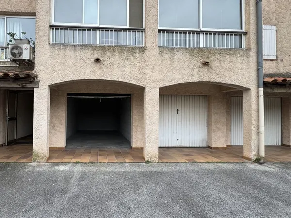 Garage fermé en rez-de-chaussée d'immeuble, résidence fermée