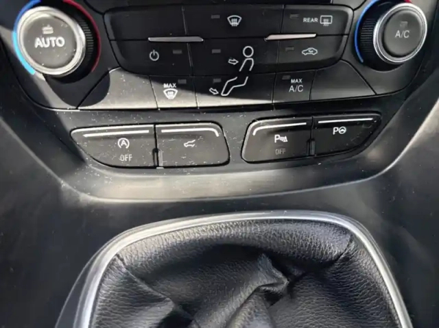 Ford Kuga 2.0 tdci 150ch stop&amp;start st-line 4x2 — photo 18