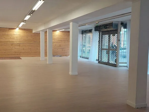 Local commercial 832 m²