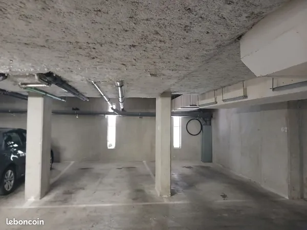Place parking dans garage