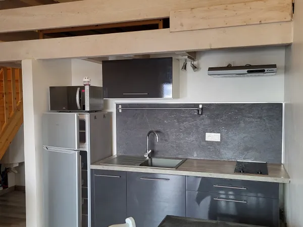 STUDIO MEUBLÉ AVEC UNE MEZZANINE