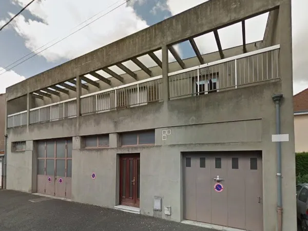 AUBIERE proche de la place des Ramacles immeuble avec dépôt