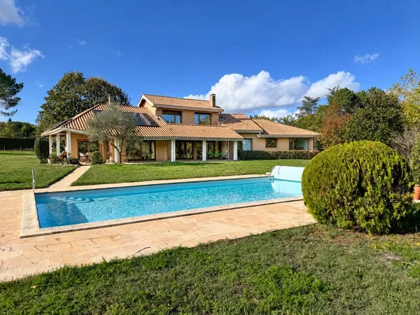 Villa de caractère avec piscine
