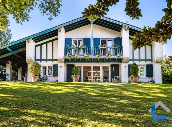 BELLE MAISON BASQUE SUR PARCELLE DE 6385M2 AU CALME
