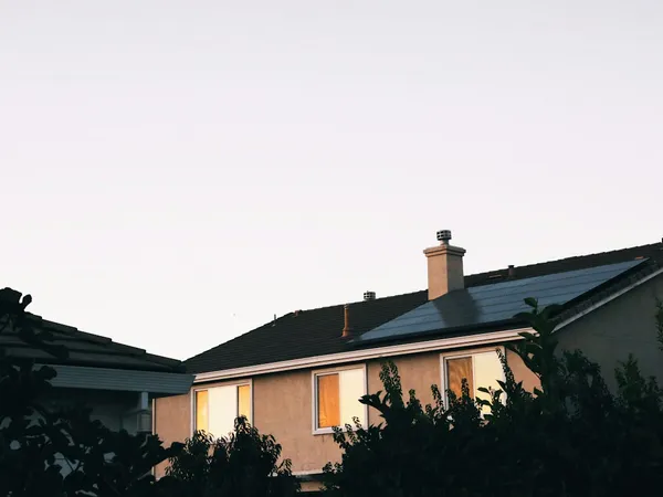 Installer des panneaux solaires en 2026 : autoconsommation, rentabilité et démarches