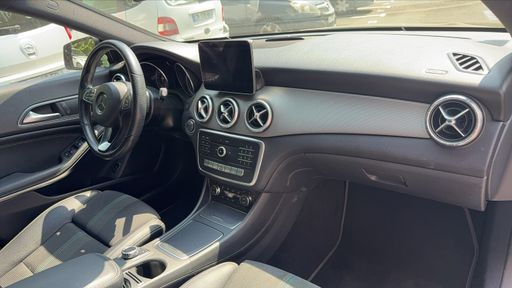 Mercedes Classe CLA 180 122 7G-Tronic - Fascination – 2018 – 74637 km – Essence – Boîte Automatique — photo 10