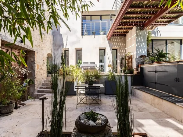 Maison de village avec jardin, piscine, garage et atelier