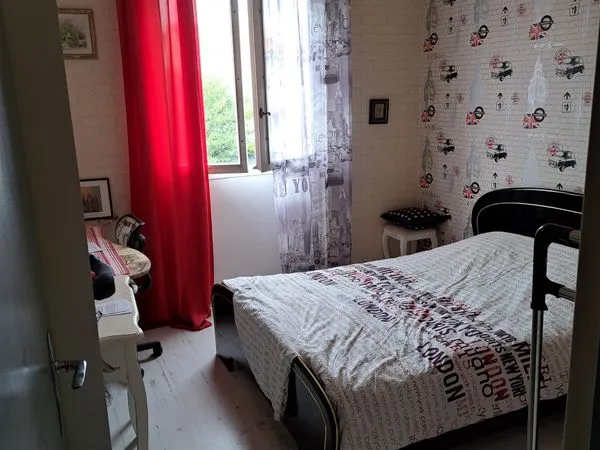 Jolie chambre meublée dans maison conviviale