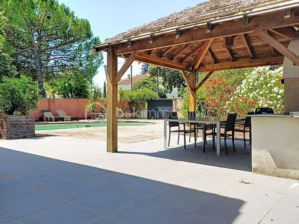 VILLA FAMILIALE DE 195 M²  PISCINE  DOUBLE GARAGE