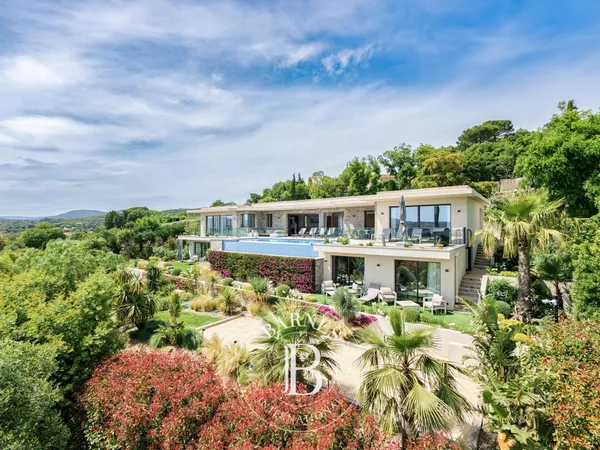 LOCATION SAISONNIERE - GRIMAUD - 5 CHAMBRES - PISCINE A DEBORDEMENT