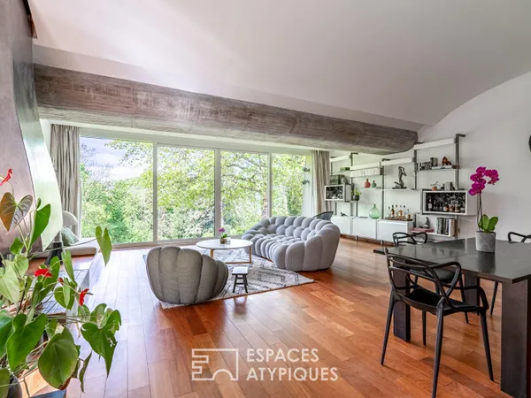 Maison d'architecte à la toiture papillon avec vue