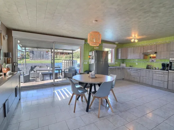 Pavillon de brique de 2013,de plain pied, 4 chambres, très économe, avec jardin clos. Le tout dans u