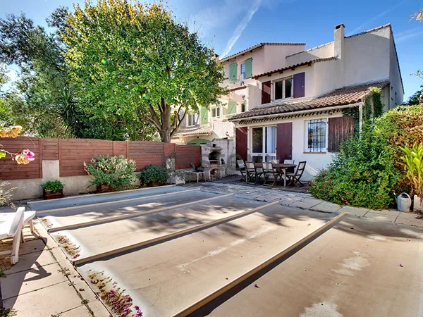 Maison mitoyenne d'un côté de 89 m² avec 3 chambres, piscine et jardin à Vitrolles