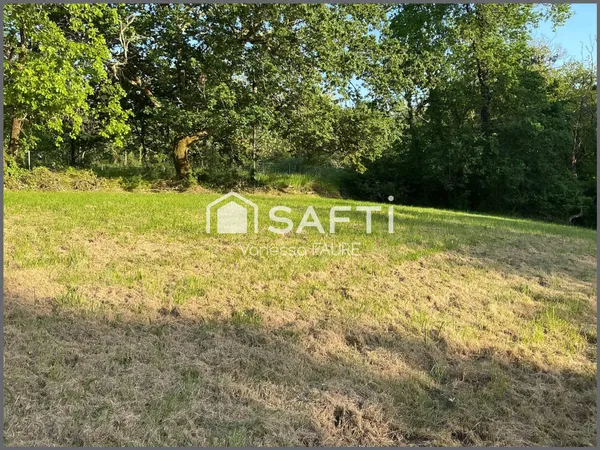 Opportunité: terrain de 800 m2 constructible en deuxième ligne
