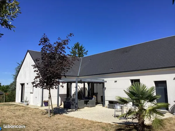 Maison récente de plain-pied 130 m2 - Terrain clos de 1.300 m2 - Chinon